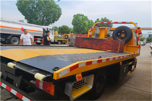 斜土路附近拖车电话号码服务