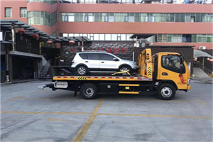 斜土路附近汽车拖车电话