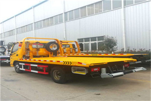 斜土路附近拖车救援搭电