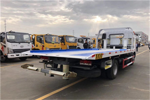 斜土路汽车救援补胎