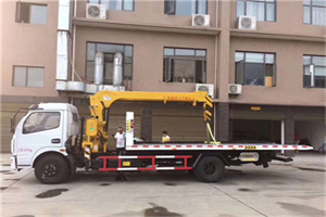 斜土路附近汽车轮胎更换